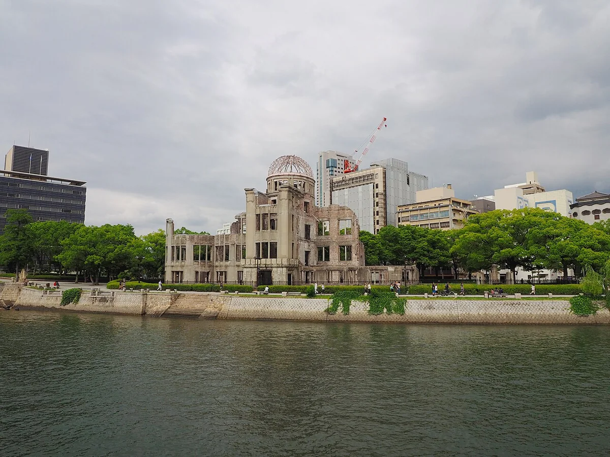 川沿いから見た原爆ドーム
