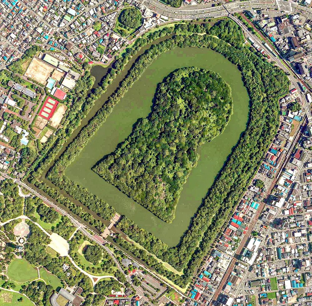 大仙陵古墳の空中写真（2007年）。国土地理院「地図・空中写真閲覧サービス」を基に作成（加工：Naokijp）